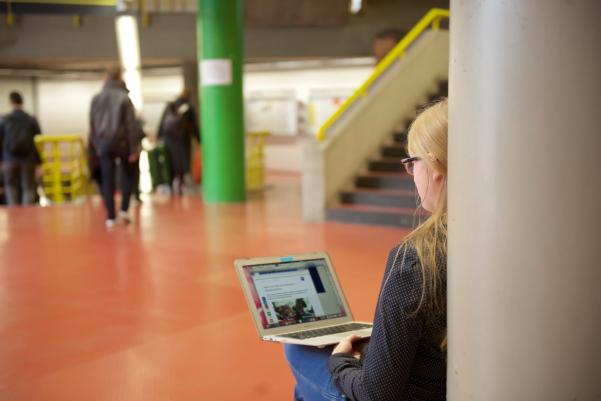 Studentin an einem Netbook im Hauptgebäude